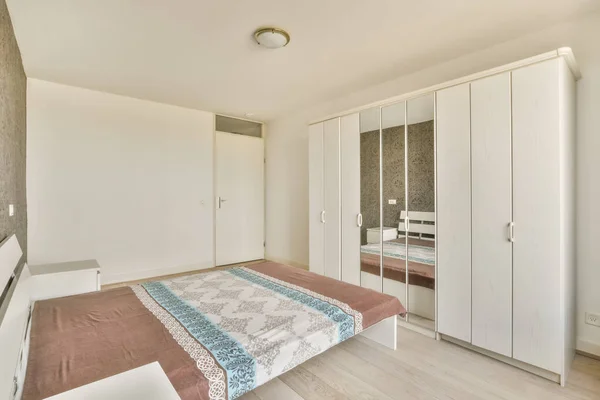 Dormitorio Con Una Cama Vestidor Espejo Centro Habitación Derecha Armario —  Fotos de Stock
