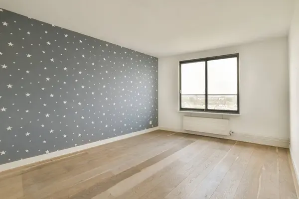 Una Habitación Vacía Con Estrellas Pintadas Pared Suelos Madera Frente —  Fotos de Stock