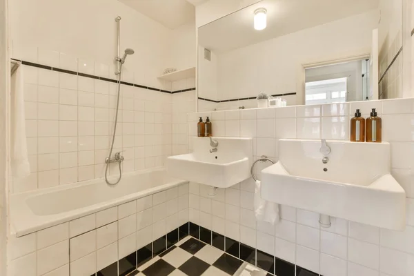 Bílá Koupelna Černými Bílými Dlaždicemi Podlaze Umyvadlo Zrcadlo Sprchový Kout — Stock fotografie