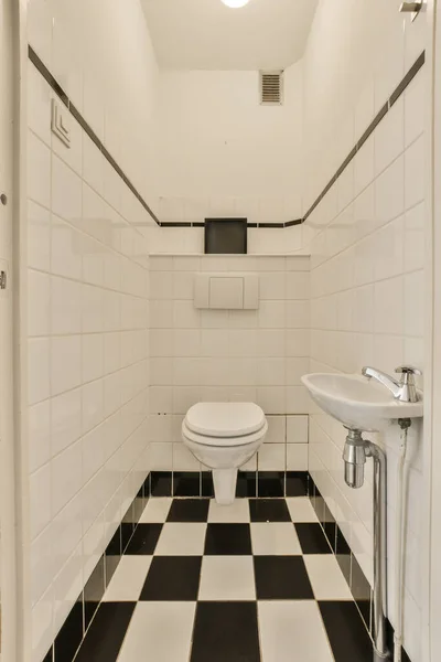 Banheiro Com Telhas Pretas Brancas Chão Pia Banheiro Foto Levado — Fotografia de Stock