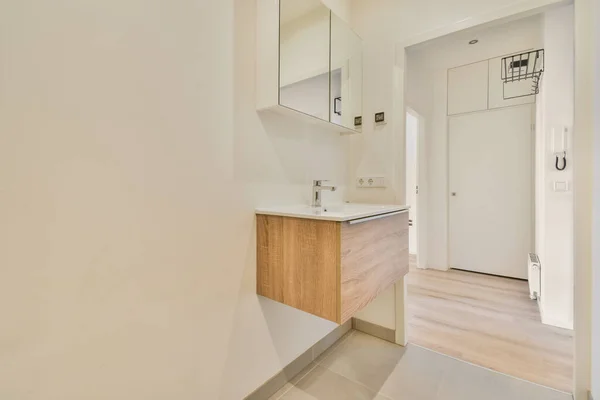 Banheiro Vazio Com Paredes Brancas Vaidade Cabinetd Madeira Quarto Muito — Fotografia de Stock