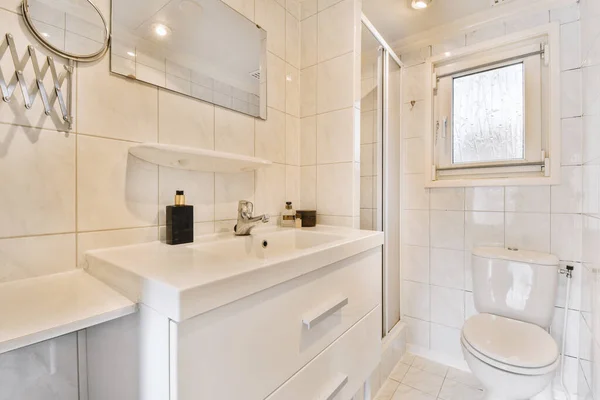 带有白色瓷砖和大理石地板的现代化浴室 以及水池上方墙上的一面大镜子 — 图库照片