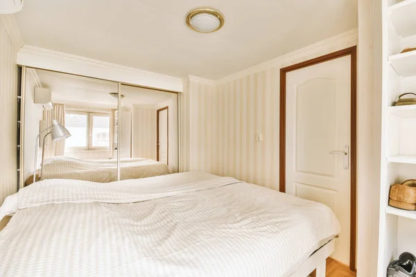 Een Slaapkamer Met Twee Bedden Een Spiegel Muur Erboven Die — Stockfoto