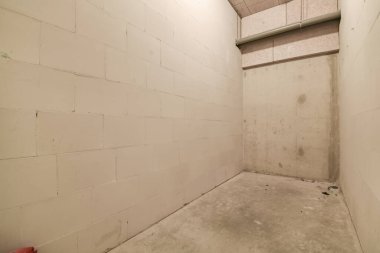 Beyaz duvarları olan bitmemiş bir oda ve boşlukta kullanılacak duvar yok, çok zor.