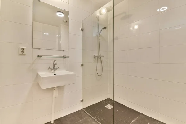 Uma Moderna Casa Banho Com Azulejos Brancos Piso Mármore Incluindo — Fotografia de Stock