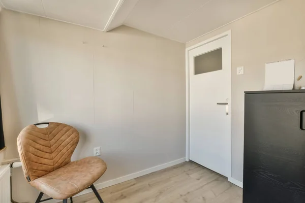 Une Chambre Vide Avec Une Chaise Brune Des Murs Blancs — Photo