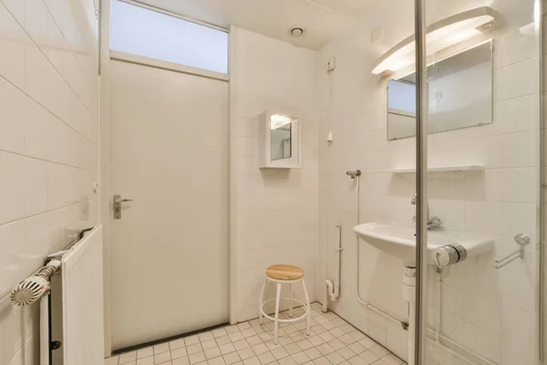 隣の角にトイレとシャワースタンドのあるバスルームは洗面台鏡とタオル棚です — ストック写真