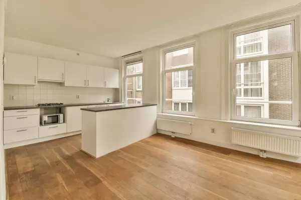 Eine Leere Küche Mit Holzboden Und Weißen Schränken Raum Ist — Stockfoto
