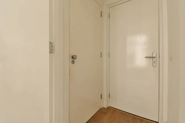 Ein Leerer Raum Mit Weißen Wänden Und Holzböden Die Tür — Stockfoto