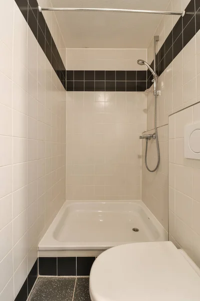 Uma Pequena Casa Banho Com Azulejos Preto Branco Nas Paredes — Fotografia de Stock