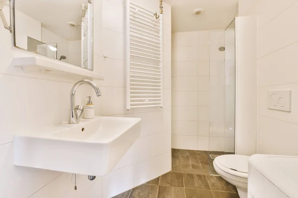 Duvarları Ahşap Döşemeli Fayanslı Beyaz Bir Banyo Duş Kabininde Bir — Stok fotoğraf