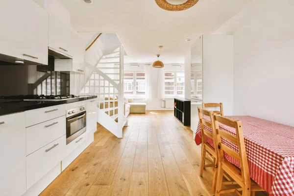 Uma Cozinha Área Refeições Uma Casa Com Paredes Brancas Pisos — Fotografia de Stock