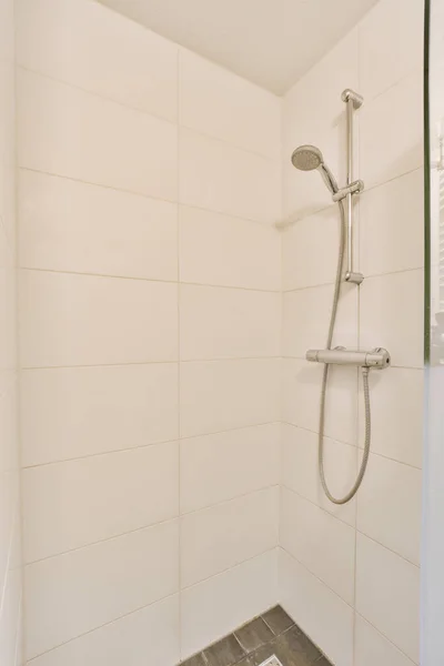 Een Douche Met Witte Tegels Muren Vloer Een Badkamer Die — Stockfoto