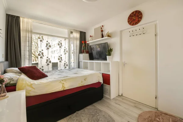 Ett Sovrum Med Säng Skrivbord Och Väggen Framför Sängen Dekorerad — Stockfoto