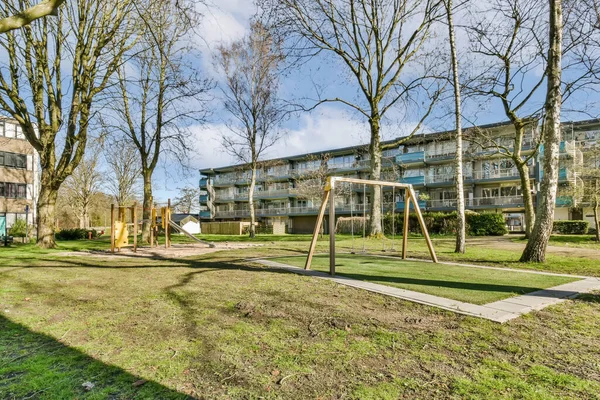 Een Appartementencomplex Met Speeltuinen Bomen Voorgrond Parkview Appartementen Zuid Londen — Stockfoto