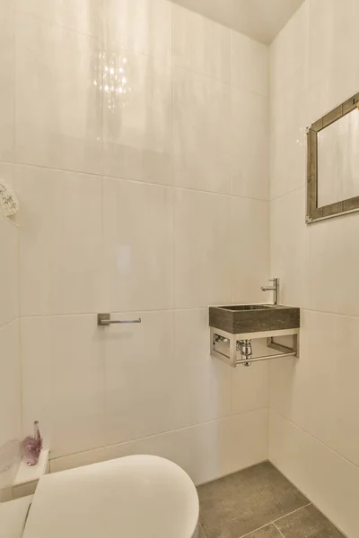 Ein Badezimmer Mit Waschbecken Und Toilettenpapier Der Wand Daneben Ist — Stockfoto