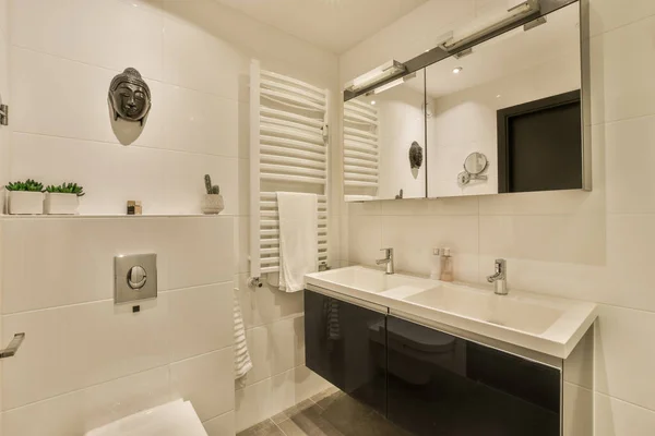 Modern Bir Banyo Beyaz Fayanslar Siyah Tezgahlar Lavabonun Üstündeki Duvara — Stok fotoğraf