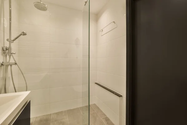 Yanı Başında Cam Duş Kapısı Olan Bir Banyo Yanında Büyük — Stok fotoğraf