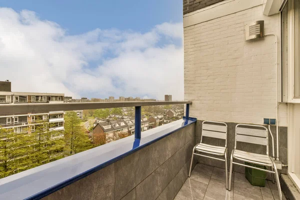 Planda Sandalyeler Ağaçlar Olan Bir Balkon Apartman Binalarının Çatı Terasından — Stok fotoğraf