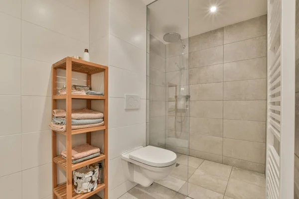 Banheiro Com Banheiro Chuveiro Prateleiras Parede Frente Banheira Que Feita — Fotografia de Stock
