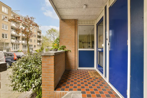 Εξωτερικό Ενός Σπιτιού Μπλε Πόρτες Και Κόκκινο Τούβλο Διάδρομο Που — Φωτογραφία Αρχείου