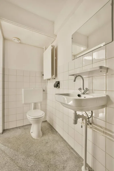 Banheiro Com Uma Pia Espelho Papel Higiênico Dispensado Parede Lado — Fotografia de Stock