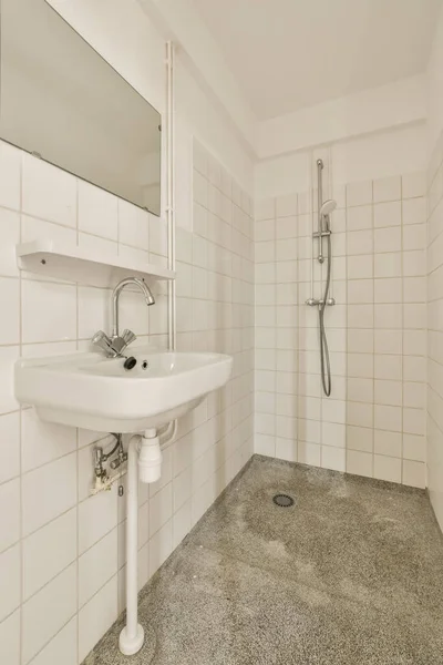 Mellette Lévő Falra Felszerelt Fürdőszoba Mosogatóval Tükörrel Zuhanyfejjel Egy Üres — Stock Fotó