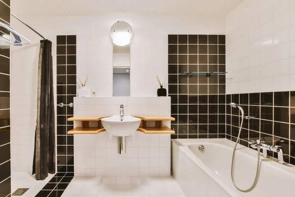 Een Kleine Badkamer Met Zwart Witte Tegels Muren Samen Met — Stockfoto