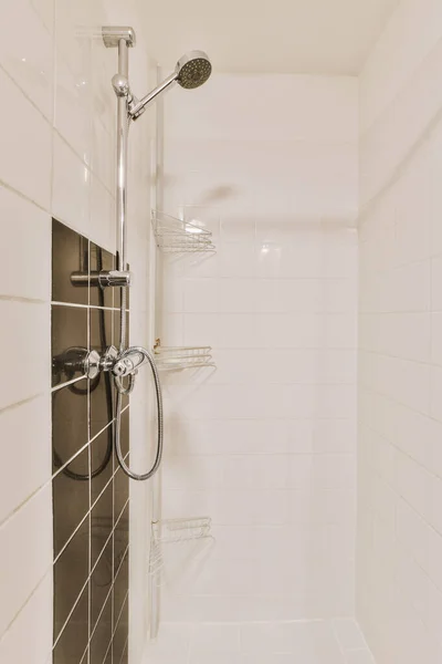 Uma Casa Banho Com Azulejos Brancos Nas Paredes Guarnição Preta — Fotografia de Stock
