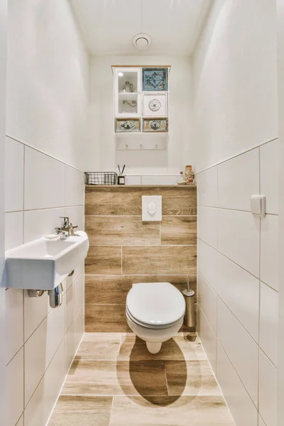 Łazience Drewnianymi Ścianami Białymi Płytkami Podłodze Wraz Umywalką — Zdjęcie stockowe
