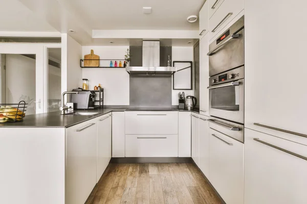 Dapur Dengan Lemari Putih Dan Penutup Meja Hitam Tengah Ruangan — Stok Foto