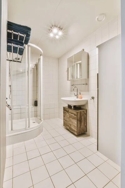 床に白いタイルのバスルームそしてその上の壁の角にある大きな鏡 — ストック写真