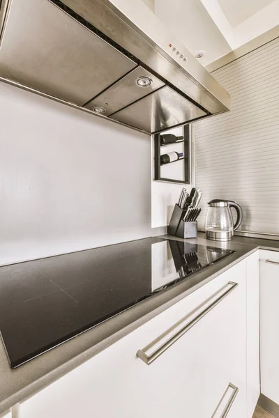 Dapur Modern Dengan Lemari Putih Dan Penutup Meja Hitam Dinding — Stok Foto