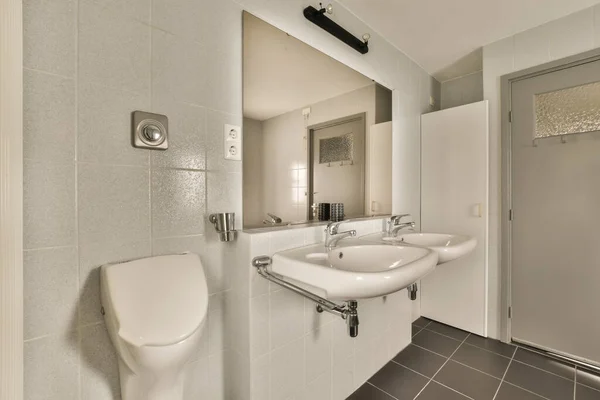 Fotoğrafta Beyaz Tuvaletli Siyah Döşemeli Bir Banyo Var Sağ Tarafta — Stok fotoğraf