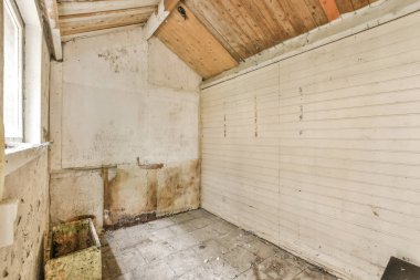 Eski bir evin içi soyulmuş ve temizlenmesi ya da yeni bir boyayla değiştirilmesi gerekiyor.