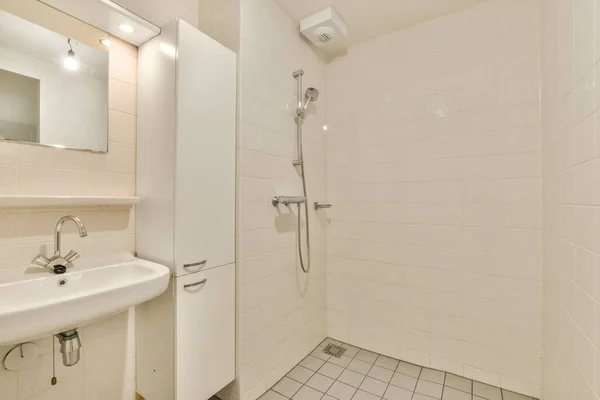 Koupelna Umyvadlem Zrcadlem Nad Sprchovým Koutem Bílém Dlážděném Pokoji — Stock fotografie