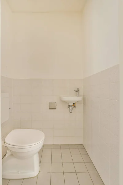 Bílá Toaleta Koupelně Dlaždicovou Podlahou Nástěnným Příslušenstvím Straně Záchodové Mísy — Stock fotografie
