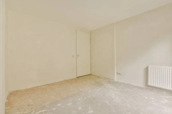 照片的右边是一个空房间 墙壁为白色 没有一面墙壁 — 图库照片