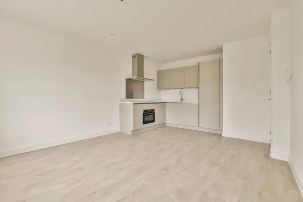 Ein Leeres Wohnzimmer Mit Weißen Wänden Und Holzböden Die Küche — Stockfoto