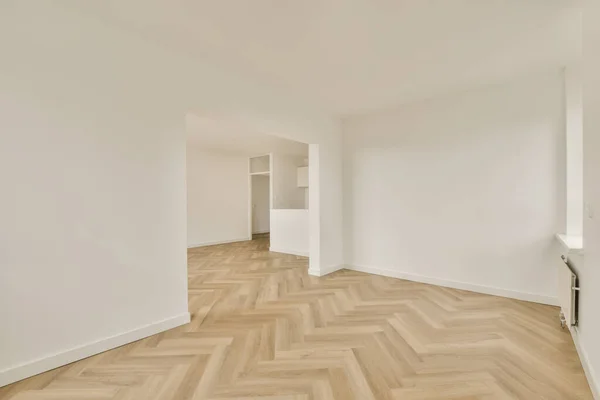 Ein Leerer Raum Mit Parkettboden Und Weißen Wänden Den Ecken — Stockfoto