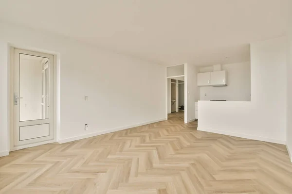 Ein Leeres Wohnzimmer Mit Holzboden Und Parkett Der Wand Vor — Stockfoto