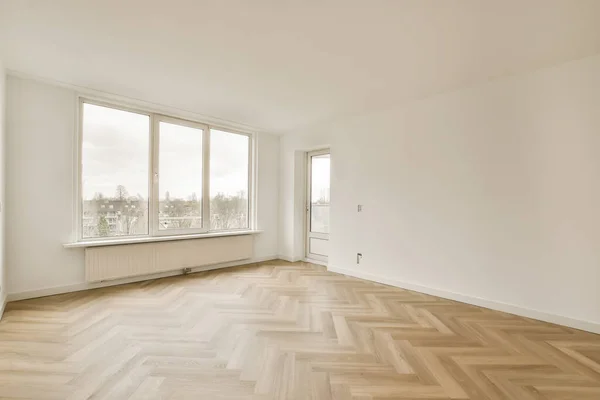 Een Lege Kamer Met Houten Vloeren Grote Ramen Met Uitzicht — Stockfoto