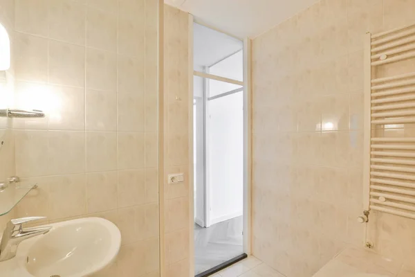 Koupelna Umyvadlem Zrcadlem Toaletním Papírem Stěně Vedle Sprchy — Stock fotografie