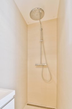 Duş başlığı ve duş kabininde tutulan bir banyo. Temiz ve kullanıma hazır.