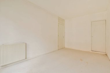 Beyaz duvarları ve döşemeleri olan boş bir oda. Sağ tarafında muhteşem bir kapı var.