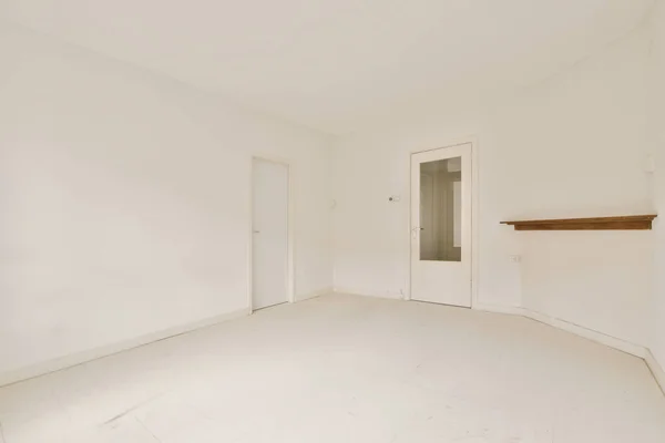 Beyaz Duvarları Duvarında Tahta Süslemesi Olan Boş Bir Oda Köşedeki — Stok fotoğraf