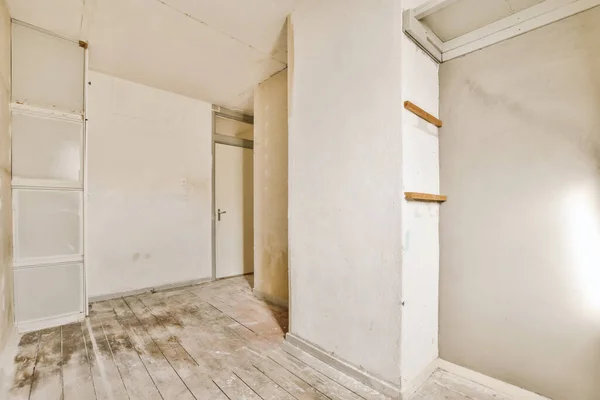 Una Habitación Vacía Con Paredes Blancas Suelos Madera Lado Derecho — Foto de Stock