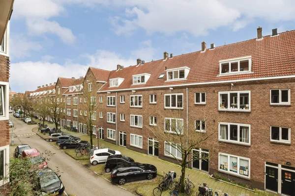 Een Appartementencomplex Nederlanden Met Auto Geparkeerd Straat Fietsen Geparkeerd Langs — Stockfoto