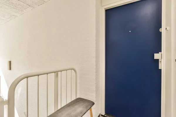 Uma Porta Azul Parede Tijolo Branco Uma Sala Com Banco — Fotografia de Stock