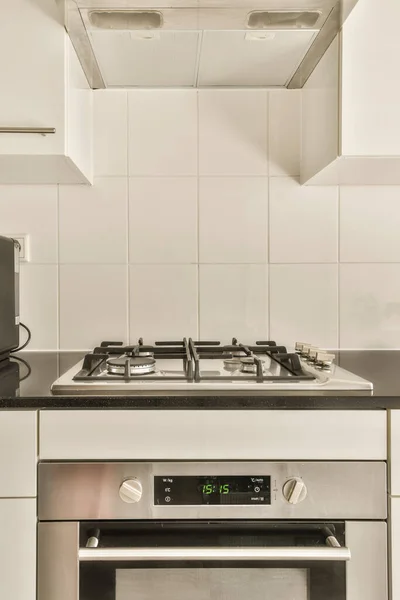 Uma Cozinha Com Forno Microondas Balcão Frente Fogão Que Tem — Fotografia de Stock